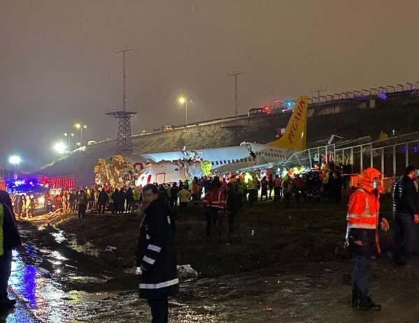 Son dakika | Sabiha Gökçende pistten çıkan Pegasus uçağı 3e bölündü ilk görüntüler