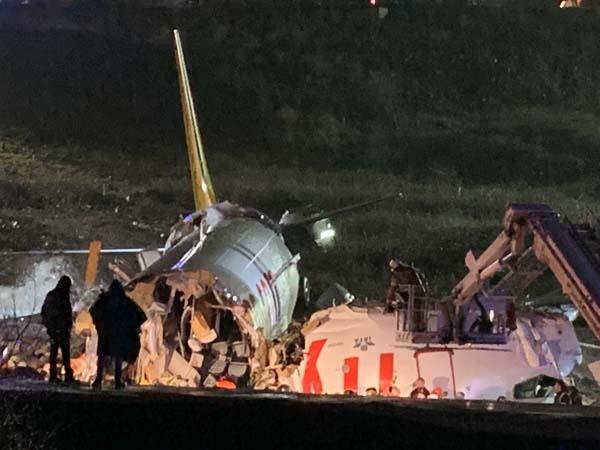 Son dakika | Sabiha Gökçende pistten çıkan Pegasus uçağı 3e bölündü ilk görüntüler