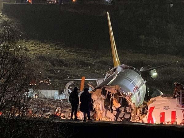 Son dakika | Sabiha Gökçende pistten çıkan Pegasus uçağı 3e bölündü ilk görüntüler