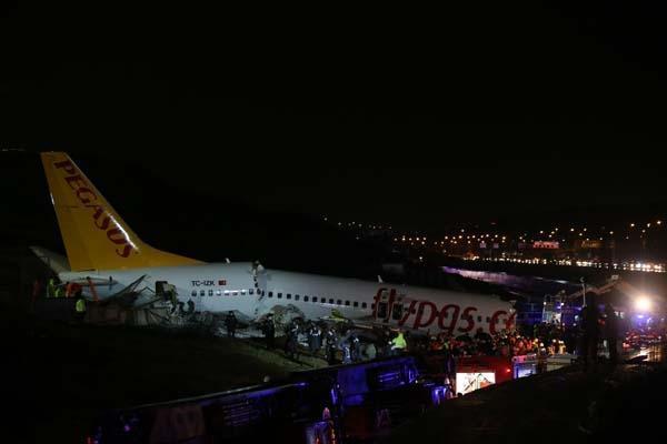 Son dakika | Sabiha Gökçende pistten çıkan Pegasus uçağı 3e bölündü ilk görüntüler