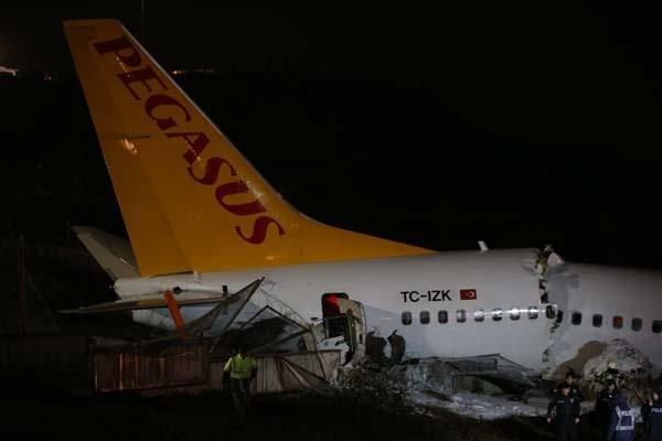 Son dakika | Sabiha Gökçende pistten çıkan Pegasus uçağı 3e bölündü ilk görüntüler