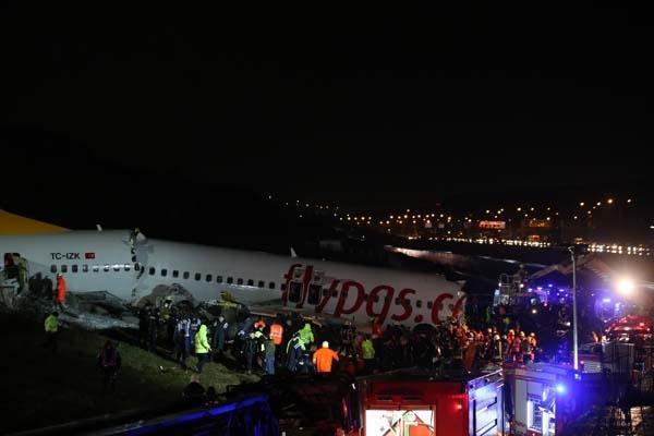 Son dakika | Sabiha Gökçende pistten çıkan Pegasus uçağı 3e bölündü ilk görüntüler