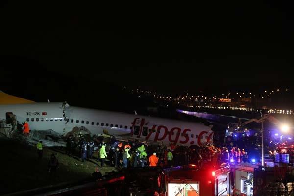 Son dakika | Sabiha Gökçende pistten çıkan Pegasus uçağı 3e bölündü ilk görüntüler