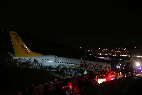 Son dakika | Sabiha Gökçende pistten çıkan Pegasus uçağı 3e bölündü ilk görüntüler