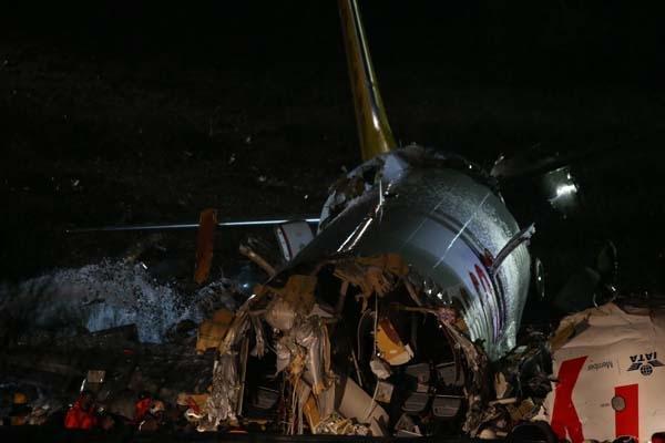 Son dakika | Sabiha Gökçende pistten çıkan Pegasus uçağı 3e bölündü ilk görüntüler