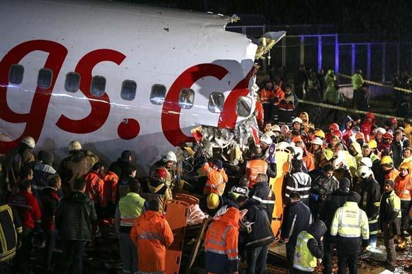 Son dakika | Sabiha Gökçende pistten çıkan Pegasus uçağı 3e bölündü ilk görüntüler