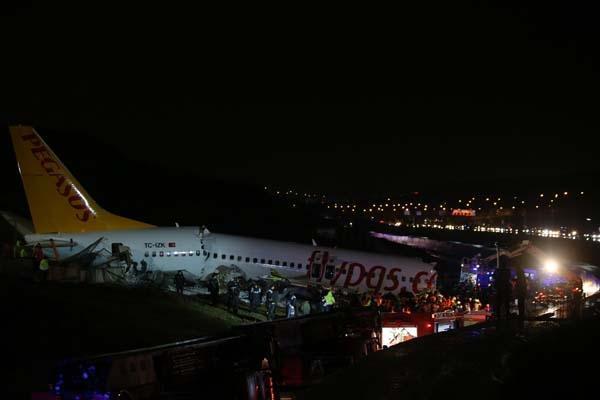 Son dakika | Sabiha Gökçende pistten çıkan Pegasus uçağı 3e bölündü ilk görüntüler
