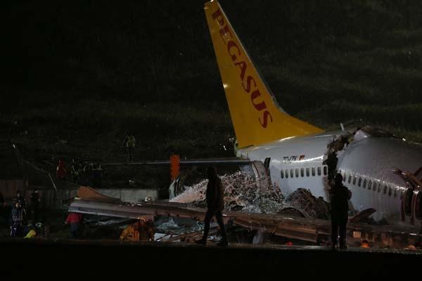 Son dakika | Sabiha Gökçende pistten çıkan Pegasus uçağı 3e bölündü ilk görüntüler