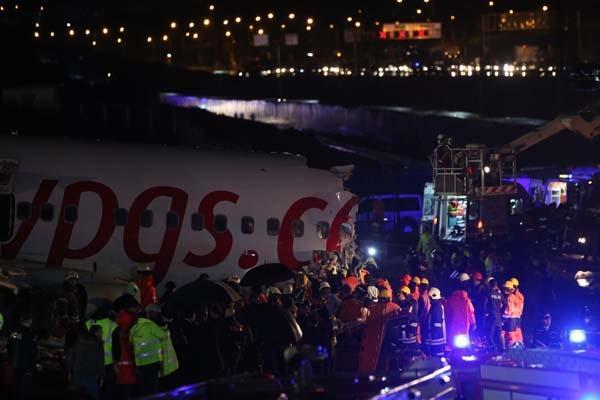 Son dakika | Sabiha Gökçende pistten çıkan Pegasus uçağı 3e bölündü ilk görüntüler