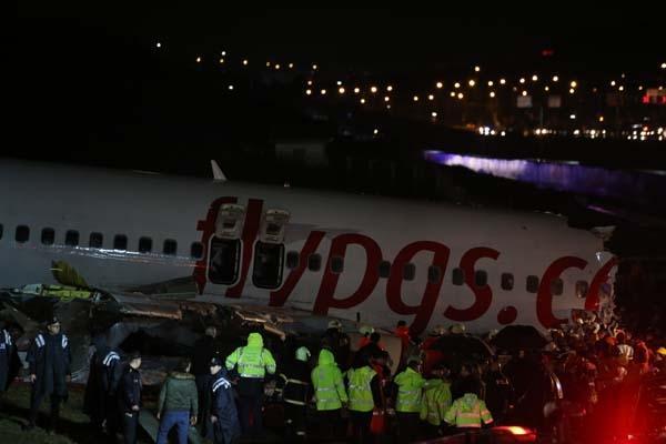 Son dakika | Sabiha Gökçende pistten çıkan Pegasus uçağı 3e bölündü ilk görüntüler