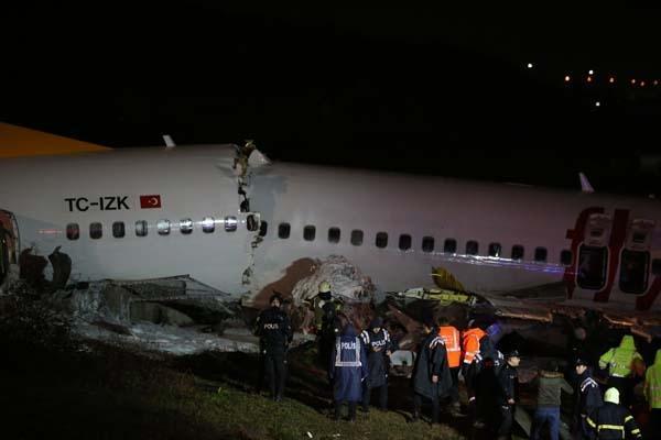 Son dakika | Sabiha Gökçende pistten çıkan Pegasus uçağı 3e bölündü ilk görüntüler