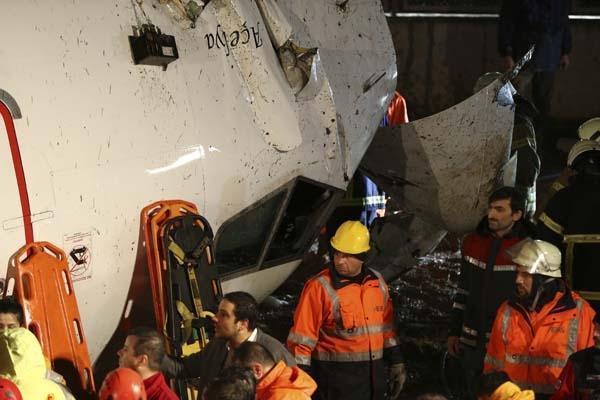 Son dakika | Sabiha Gökçende pistten çıkan Pegasus uçağı 3e bölündü ilk görüntüler