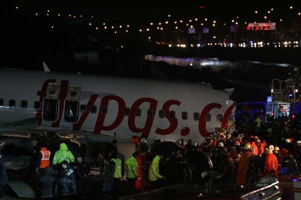 Son dakika | Sabiha Gökçende pistten çıkan Pegasus uçağı 3e bölündü ilk görüntüler