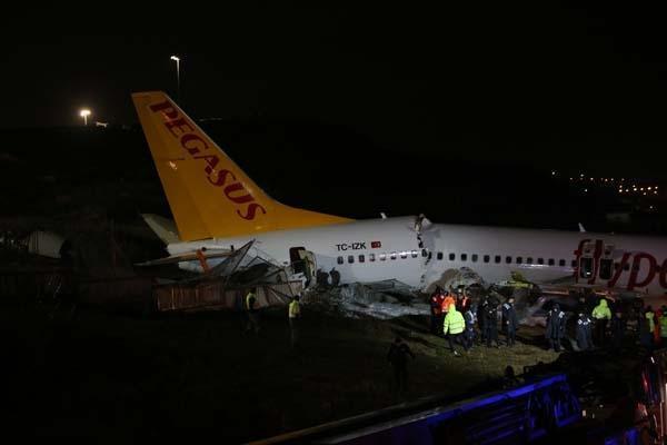 Son dakika | Sabiha Gökçende pistten çıkan Pegasus uçağı 3e bölündü ilk görüntüler
