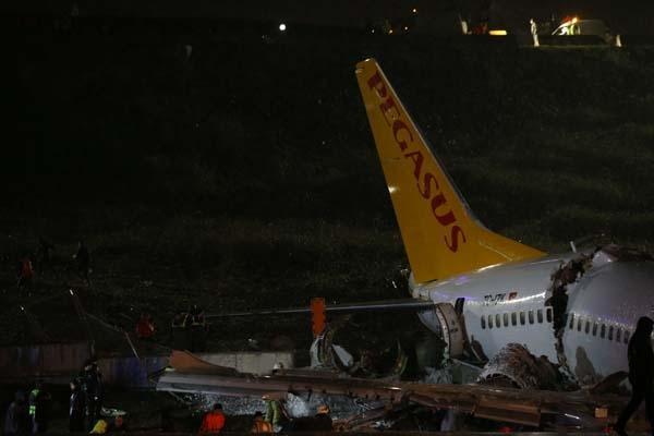 Son dakika | Sabiha Gökçende pistten çıkan Pegasus uçağı 3e bölündü ilk görüntüler