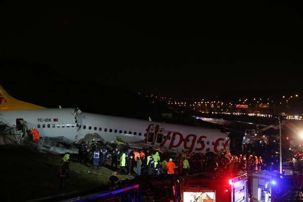 Son dakika | Sabiha Gökçende pistten çıkan Pegasus uçağı 3e bölündü ilk görüntüler