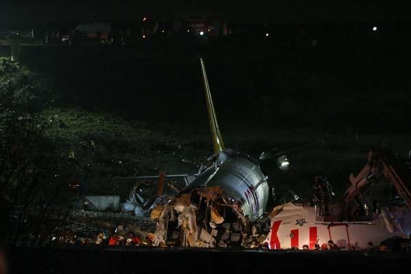 Son dakika | Sabiha Gökçende pistten çıkan Pegasus uçağı 3e bölündü ilk görüntüler