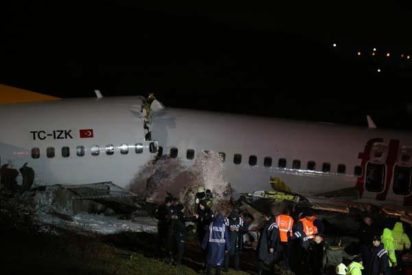 Son dakika | Sabiha Gökçende pistten çıkan Pegasus uçağı 3e bölündü ilk görüntüler