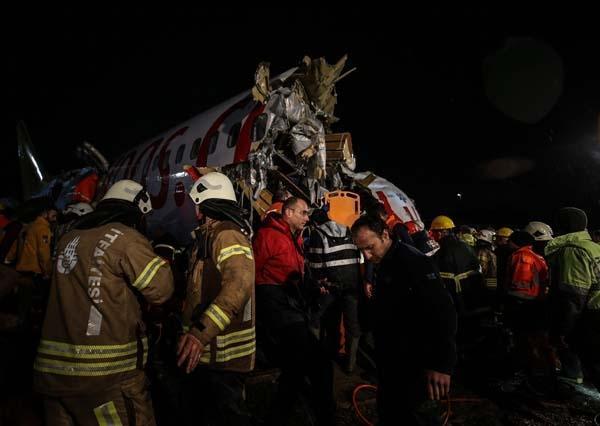 Son dakika | Sabiha Gökçende pistten çıkan Pegasus uçağı 3e bölündü ilk görüntüler
