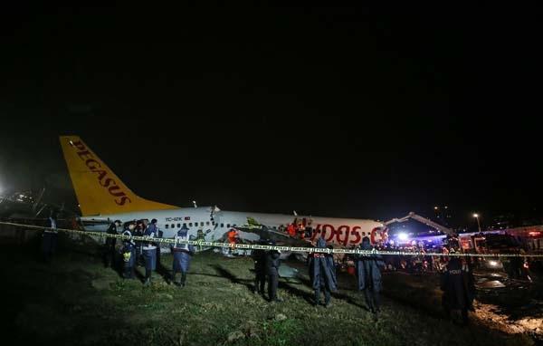 Son dakika | Sabiha Gökçende pistten çıkan Pegasus uçağı 3e bölündü ilk görüntüler