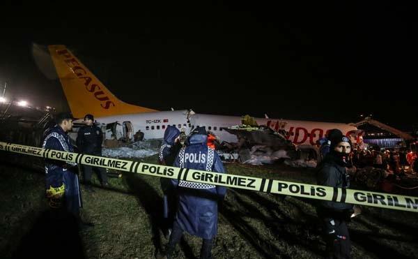 Son dakika | Sabiha Gökçende pistten çıkan Pegasus uçağı 3e bölündü ilk görüntüler