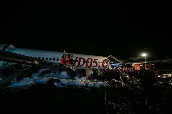 Son dakika | Sabiha Gökçende pistten çıkan Pegasus uçağı 3e bölündü ilk görüntüler