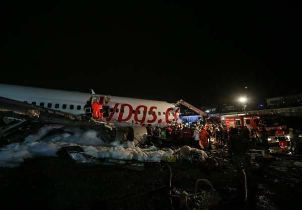 Son dakika | Sabiha Gökçende pistten çıkan Pegasus uçağı 3e bölündü ilk görüntüler