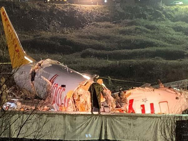 Son dakika | Sabiha Gökçende pistten çıkan Pegasus uçağı 3e bölündü ilk görüntüler