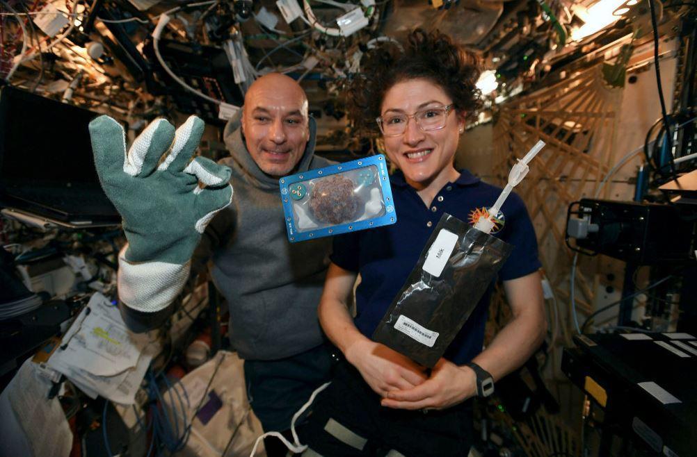 Kadın astronot Christina Koch, dünyaya rekorla döndü