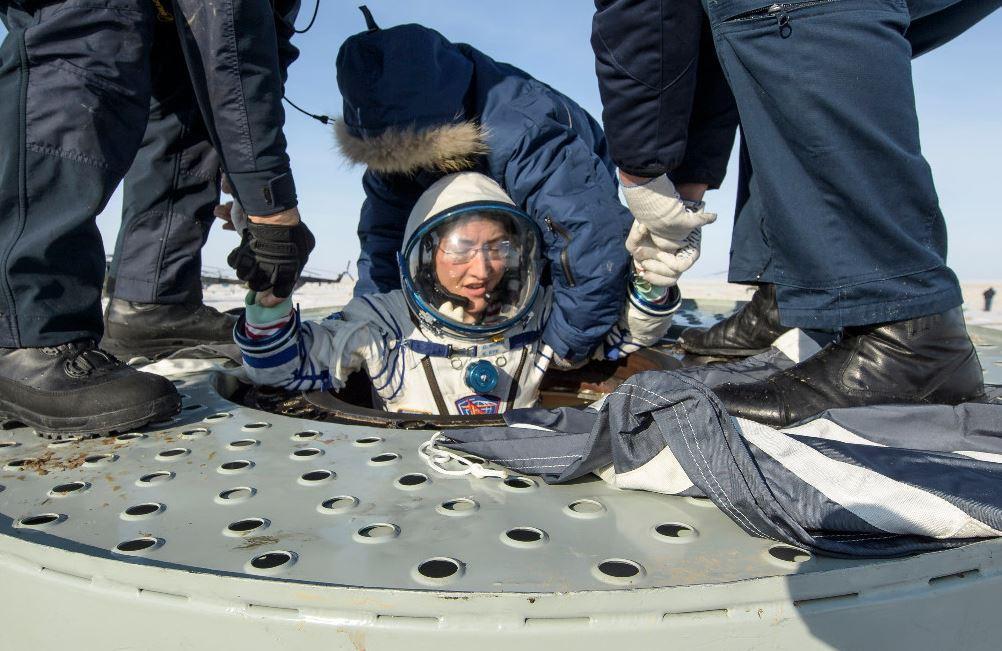 Kadın astronot Christina Koch, dünyaya rekorla döndü