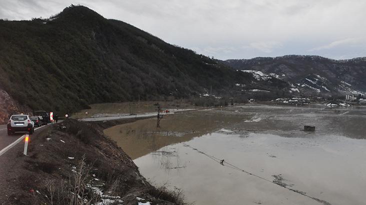 Bartin'da dere taşti, yol ulaşima kapandi