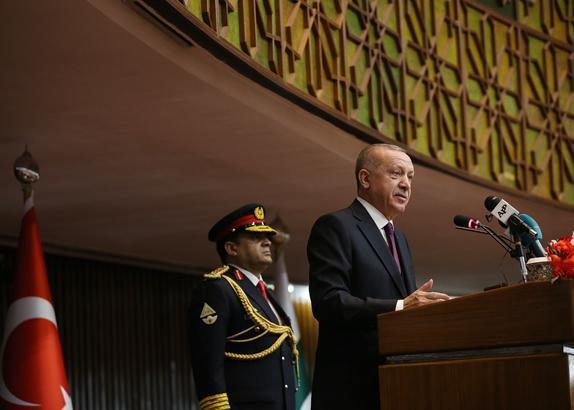 Cumhurbaşkanı Erdoğan Pakistanda Cuma namazında dikkat çeken görüntü