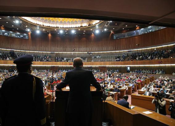 Cumhurbaşkanı Erdoğan Pakistanda Cuma namazında dikkat çeken görüntü