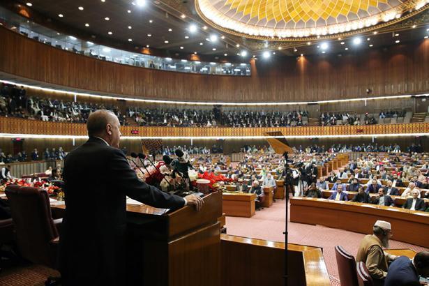 Cumhurbaşkanı Erdoğan Pakistanda Cuma namazında dikkat çeken görüntü