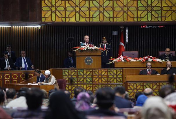 Cumhurbaşkanı Erdoğan Pakistanda Cuma namazında dikkat çeken görüntü