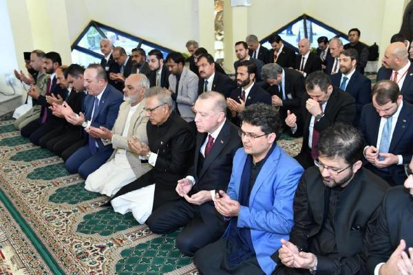 Cumhurbaşkanı Erdoğan Pakistanda Cuma namazında dikkat çeken görüntü