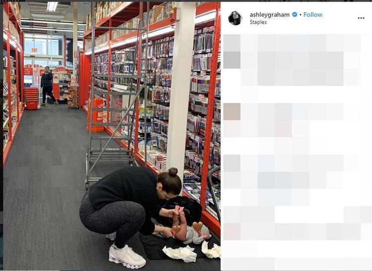 Ashley Graham doğum anını Instagramda paylaştı