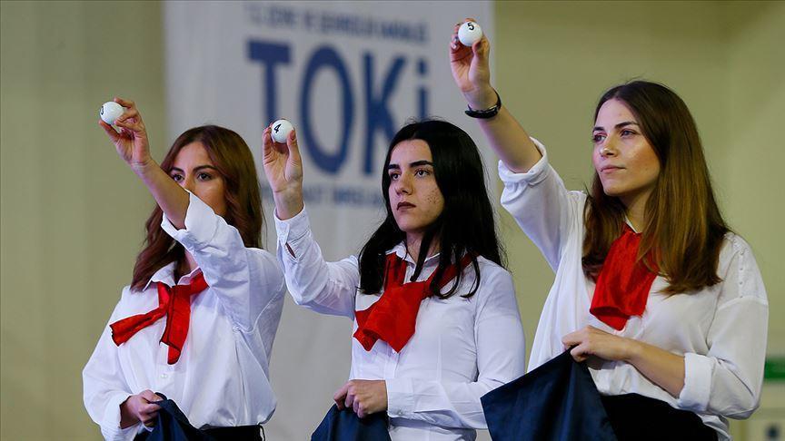 Toki̇'nin 100 bin yeni sosyal konut projesi'nde kuralar ertelendi