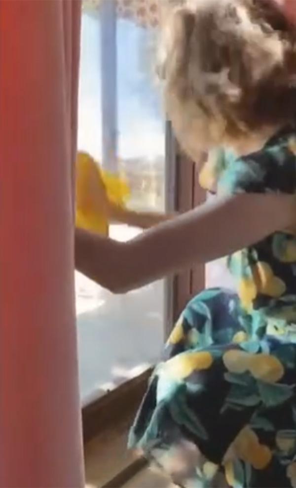 Eva Mendes piyano müziği eşliğinde cam sildi