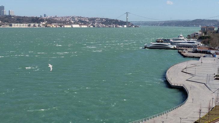 İstanbul’da firtina boğazin rengini değiştirdi!