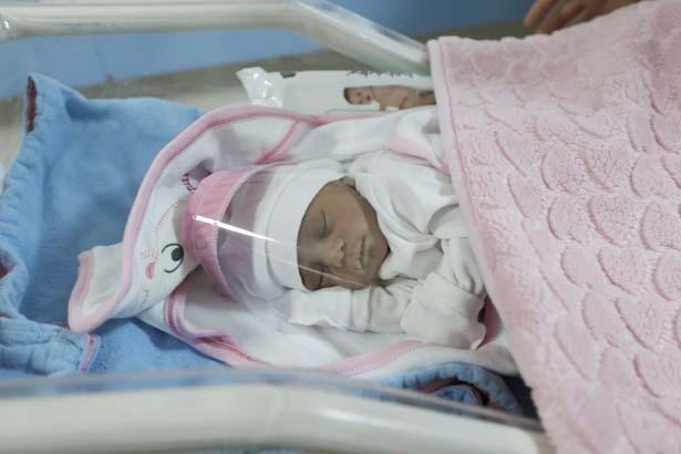 Yenidoğan bebeklere özel yüz siperliği üretildi Yenidoğan bebeklere özel yüz siperliği üretildi