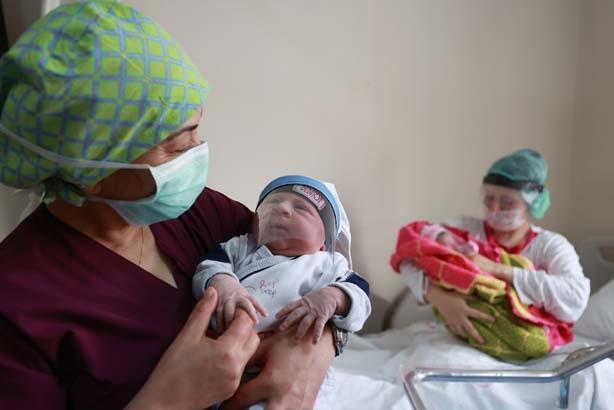 Yenidoğan bebeklere özel yüz siperliği üretildi Yenidoğan bebeklere özel yüz siperliği üretildi