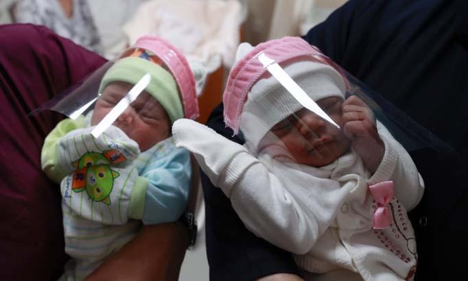 Yenidoğan bebeklere özel yüz siperliği üretildi Yenidoğan bebeklere özel yüz siperliği üretildi