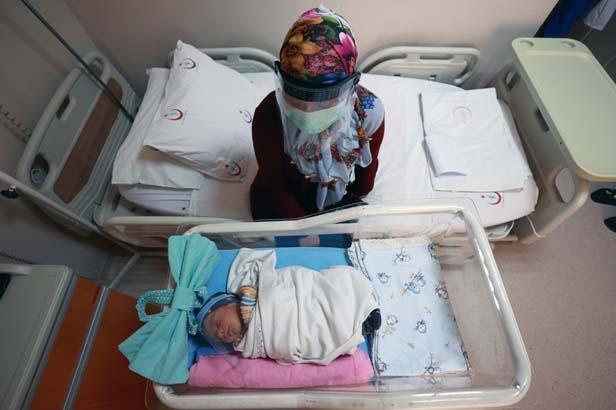 Yenidoğan bebeklere özel yüz siperliği üretildi Yenidoğan bebeklere özel yüz siperliği üretildi