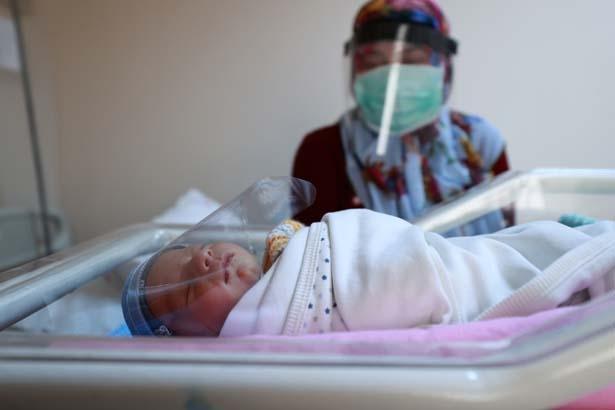 Yenidoğan bebeklere özel yüz siperliği üretildi Yenidoğan bebeklere özel yüz siperliği üretildi