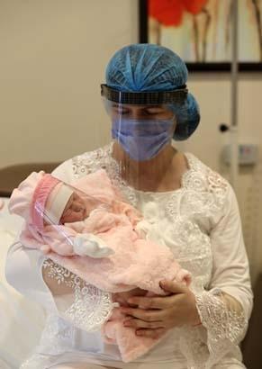 Yenidoğan bebeklere özel yüz siperliği üretildi Yenidoğan bebeklere özel yüz siperliği üretildi