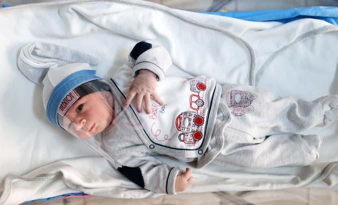 Yenidoğan bebeklere özel yüz siperliği üretildi Yenidoğan bebeklere özel yüz siperliği üretildi