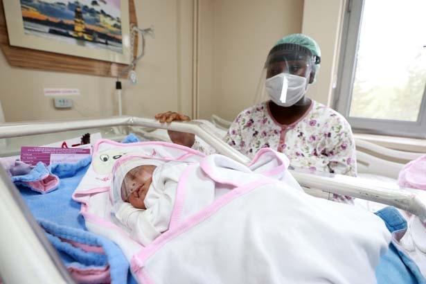 Yenidoğan bebeklere özel yüz siperliği üretildi Yenidoğan bebeklere özel yüz siperliği üretildi