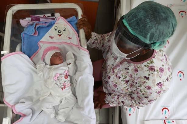 Yenidoğan bebeklere özel yüz siperliği üretildi Yenidoğan bebeklere özel yüz siperliği üretildi