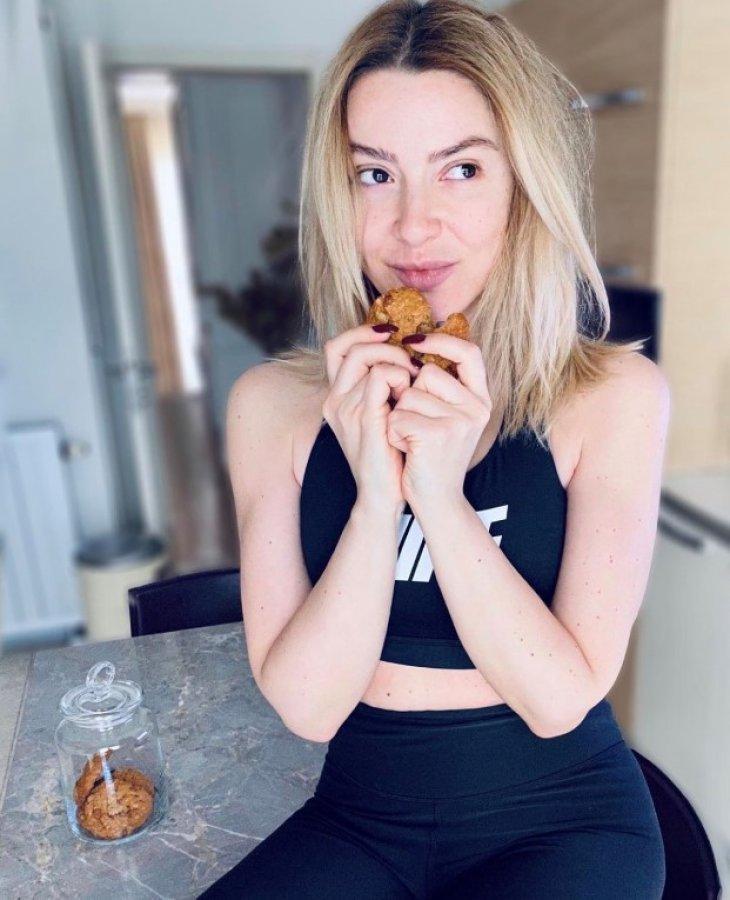 Hadise makyajsız paylaşım yaptı